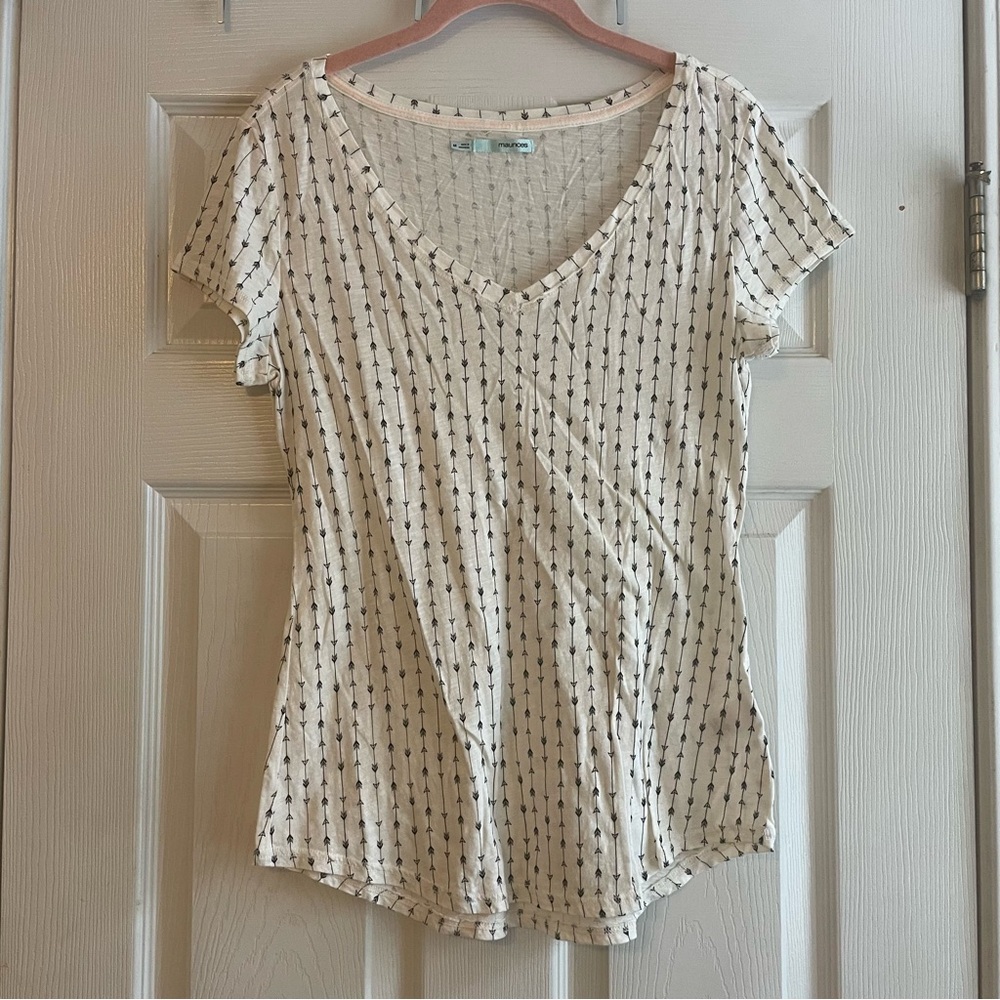 Maurices Cream V-Neck Top w/Arrow Print Women’s Size Medium Feminine Boho Chic - Picture 2 of 15